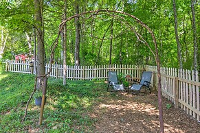 'the Country Cottage in Union Mills w/ Porch!