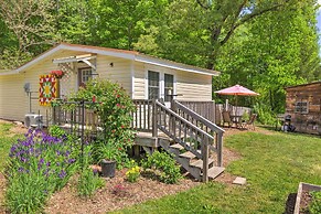 'the Country Cottage in Union Mills w/ Porch!
