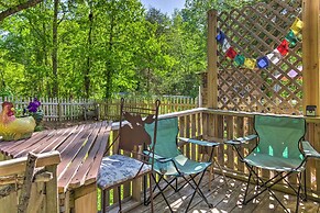 'the Country Cottage in Union Mills w/ Porch!