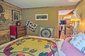 'the Country Cottage in Union Mills w/ Porch!