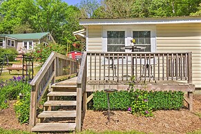 'the Country Cottage in Union Mills w/ Porch!