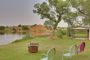 Red Bluff Inn & Retreat w/ Entire Ranch on Lake!