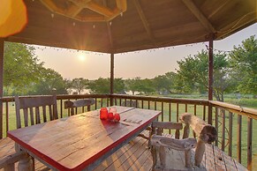 Red Bluff Inn & Retreat w/ Entire Ranch on Lake!