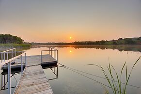 Red Bluff Inn & Retreat w/ Entire Ranch on Lake!