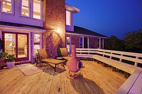 Red Bluff Inn & Retreat w/ Entire Ranch on Lake!