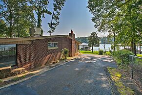 Kayaks, Dock: Waterfront Escape on Lake Hamilton!