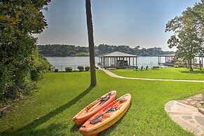 Kayaks, Dock: Waterfront Escape on Lake Hamilton!