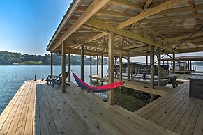 Kayaks, Dock: Waterfront Escape on Lake Hamilton!