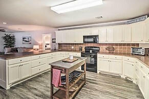 Kayaks, Dock: Waterfront Escape on Lake Hamilton!