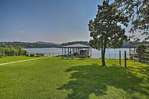 Kayaks, Dock: Waterfront Escape on Lake Hamilton!