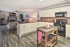 Kayaks, Dock: Waterfront Escape on Lake Hamilton!