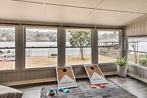 Kayaks, Dock: Waterfront Escape on Lake Hamilton!