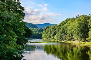 Rustic Hideaway w/ Fire Pit < 1 Mi to River!