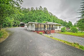 'creekside Ranch' w/ Porch ~ 2 Mi to Pkwy