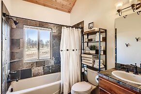 Idyllic Florissant Cabin w/ Patio & Hot Tub!