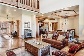 Idyllic Florissant Cabin w/ Patio & Hot Tub!