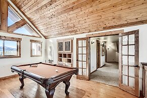 Idyllic Florissant Cabin w/ Patio & Hot Tub!