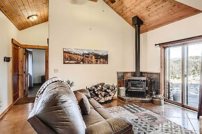 Idyllic Florissant Cabin w/ Patio & Hot Tub!