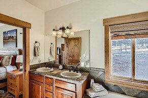 Idyllic Florissant Cabin w/ Patio & Hot Tub!