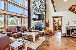 Idyllic Florissant Cabin w/ Patio & Hot Tub!