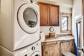 Idyllic Florissant Cabin w/ Patio & Hot Tub!