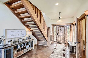 Idyllic Florissant Cabin w/ Patio & Hot Tub!