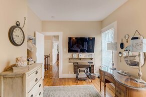 Historic Brookfield Farm Home ~ 14 Mi to Milwaukee