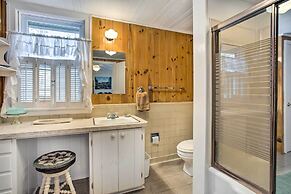 Dog-friendly Hendersonville Cabin: Deck & Views