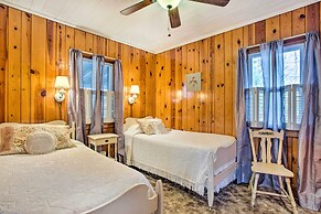 Dog-friendly Hendersonville Cabin: Deck & Views