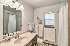 Walk to White River: Home w/ Deck in Flippin!