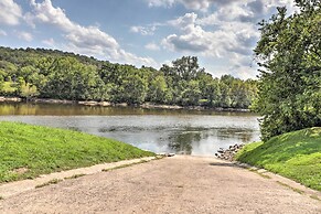 Walk to White River: Home w/ Deck in Flippin!