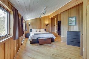 Panoramic Mountain-view Retreat w/ Hot Tub + Deck!