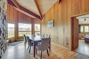 Panoramic Mountain-view Retreat w/ Hot Tub + Deck!