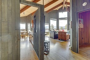 Panoramic Mountain-view Retreat w/ Hot Tub + Deck!