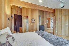 Panoramic Mountain-view Retreat w/ Hot Tub + Deck!