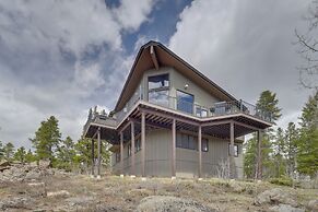 Panoramic Mountain-view Retreat w/ Hot Tub + Deck!