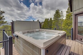Panoramic Mountain-view Retreat w/ Hot Tub + Deck!