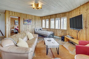 Panoramic Mountain-view Retreat w/ Hot Tub + Deck!