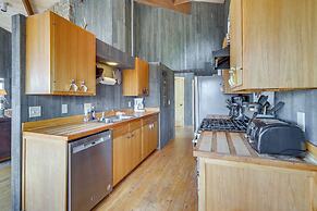 Panoramic Mountain-view Retreat w/ Hot Tub + Deck!