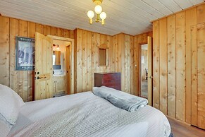 Panoramic Mountain-view Retreat w/ Hot Tub + Deck!