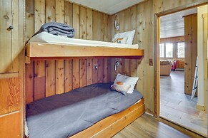 Panoramic Mountain-view Retreat w/ Hot Tub + Deck!