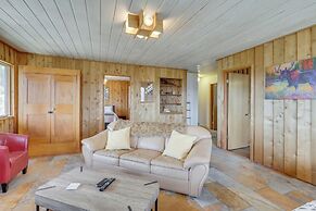 Panoramic Mountain-view Retreat w/ Hot Tub + Deck!