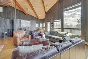 Panoramic Mountain-view Retreat w/ Hot Tub + Deck!