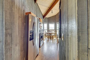 Panoramic Mountain-view Retreat w/ Hot Tub + Deck!