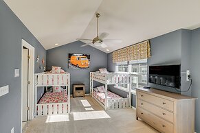 2 Mi to Beach: Townhome w/ Breezy Balcony!