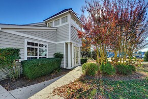 2 Mi to Beach: Townhome w/ Breezy Balcony!