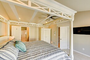 2 Mi to Beach: Townhome w/ Breezy Balcony!