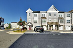 2 Mi to Beach: Townhome w/ Breezy Balcony!