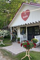 Woodland Retreat: Near Trails, Golf & Wineries!