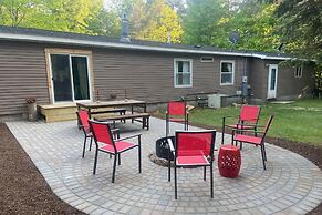 Woodland Retreat: Near Trails, Golf & Wineries!